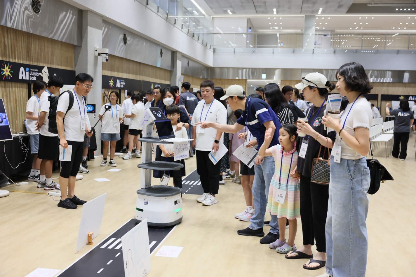 (사진 설명) AI 주니어랩 6기 참가 학생들이 완성한 프로젝트를 가족들이 관람하고 있다.