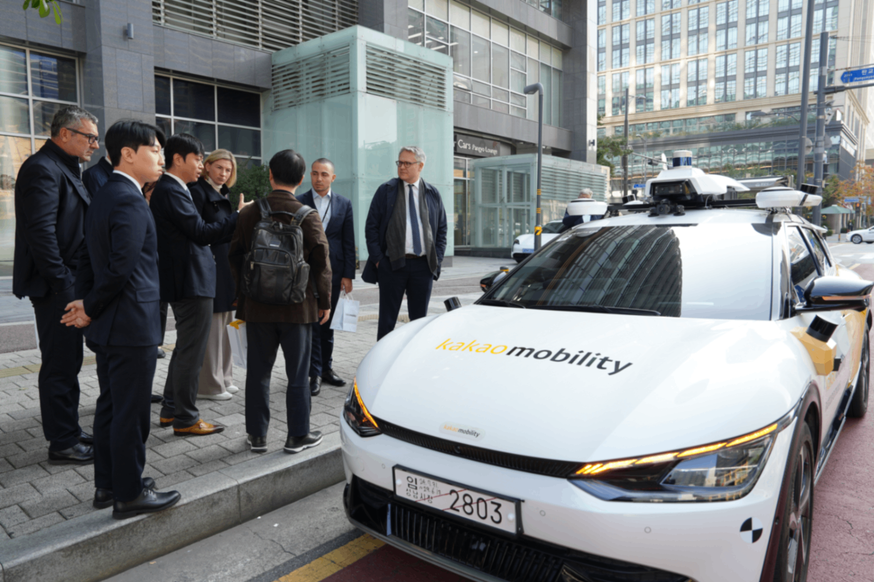 경기 성남시 카카오모빌리티 사옥 인근에서 유럽의회 교통관광위원회 소속 의원들이 카카오모빌리티 관계자로부터 자율주행 차량에 대한 설명을 듣고 있다