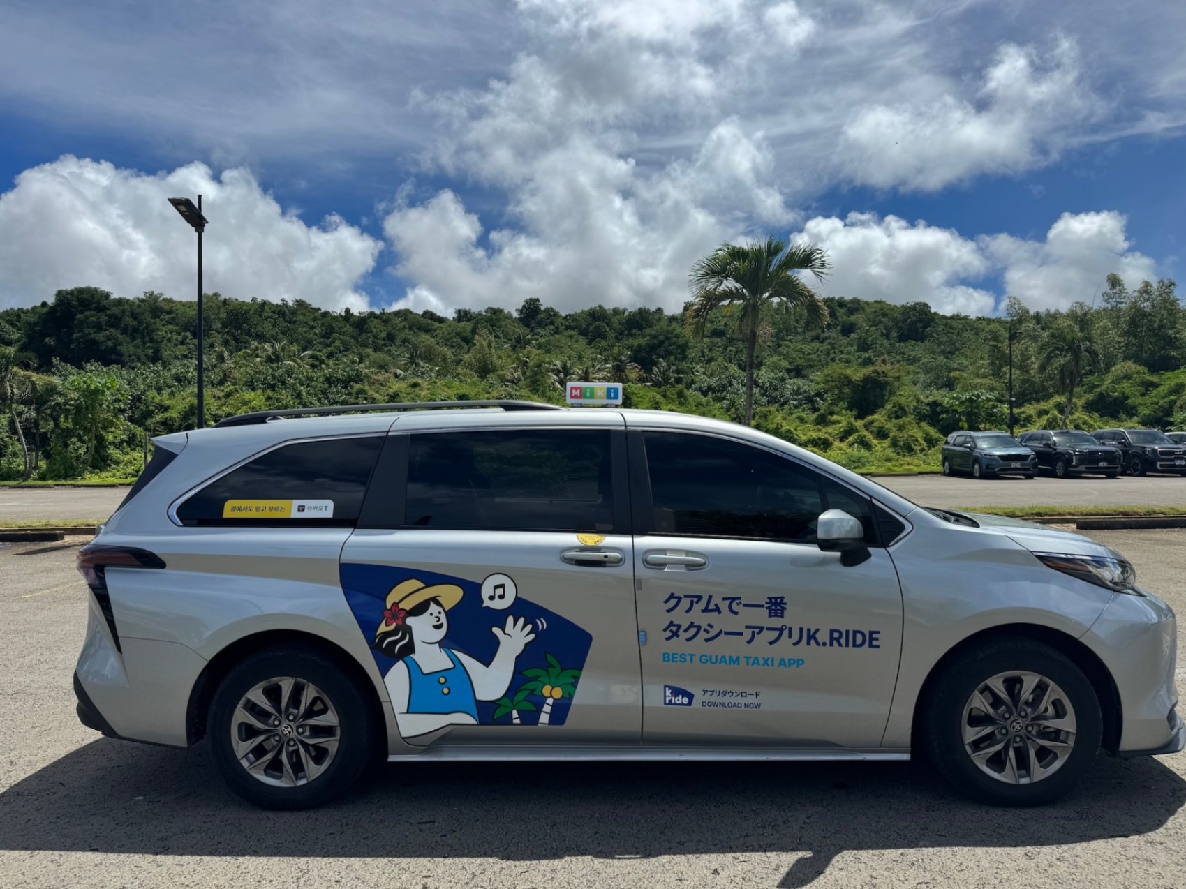 케이라이드 문구가 적힌 택시가 도로에 정차되어 있습니다.