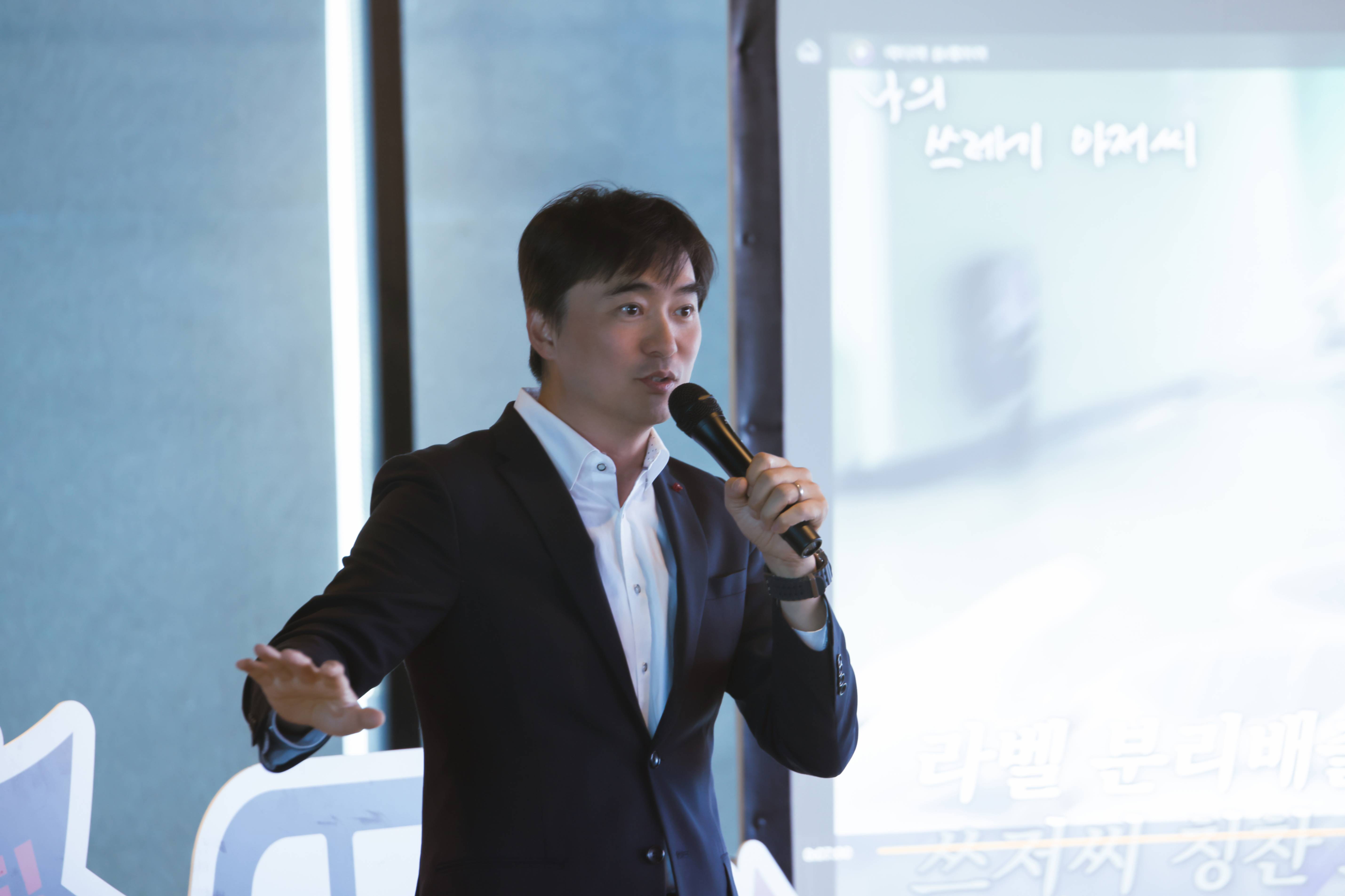 김석훈 연사께서 환경, 플로깅의 의미에 대해 강연하고 있습니다.