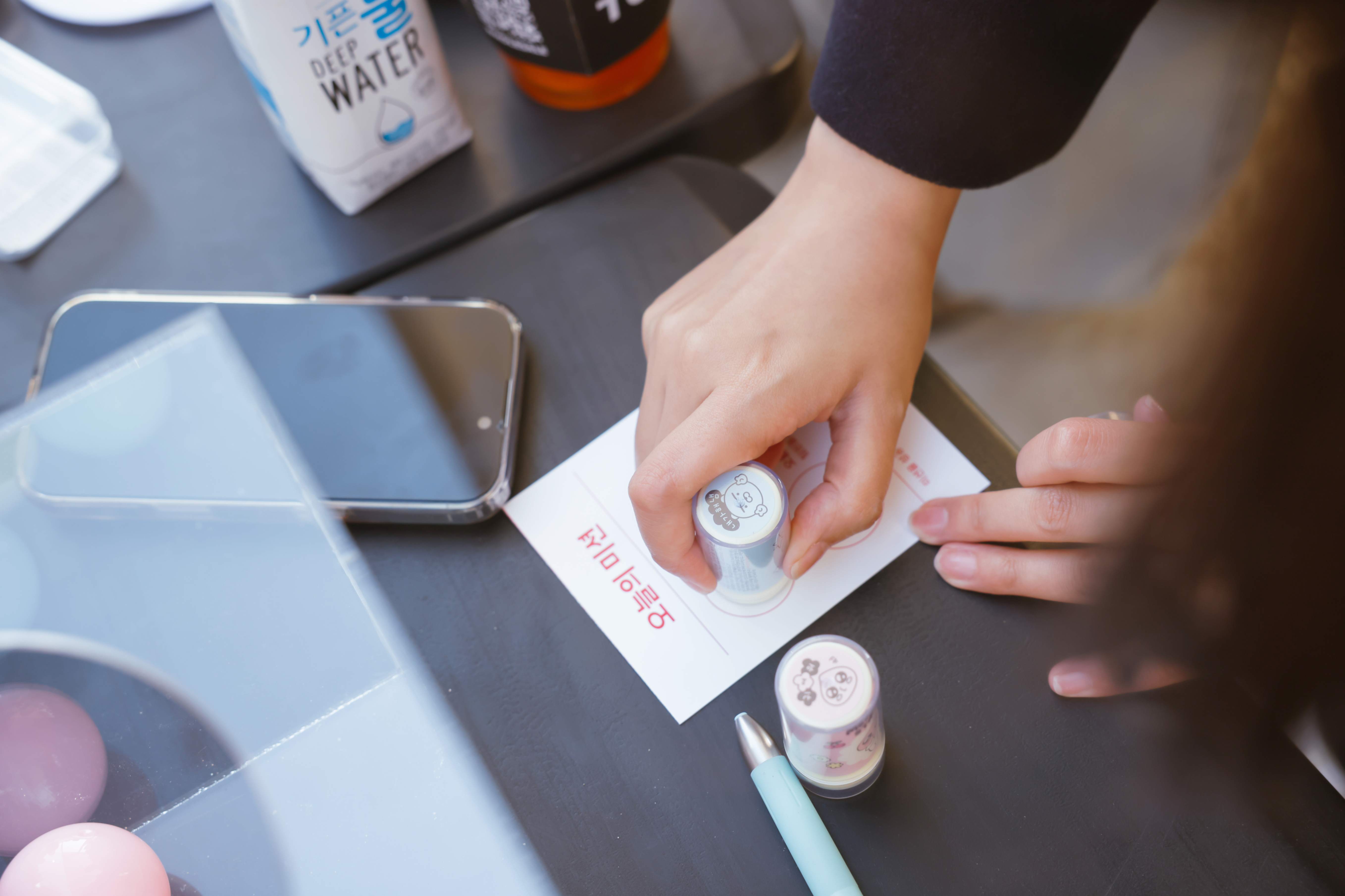 플로깅 활동을 진행하면서 미션에 참가하고 있는 기버분들의 모습입니다.