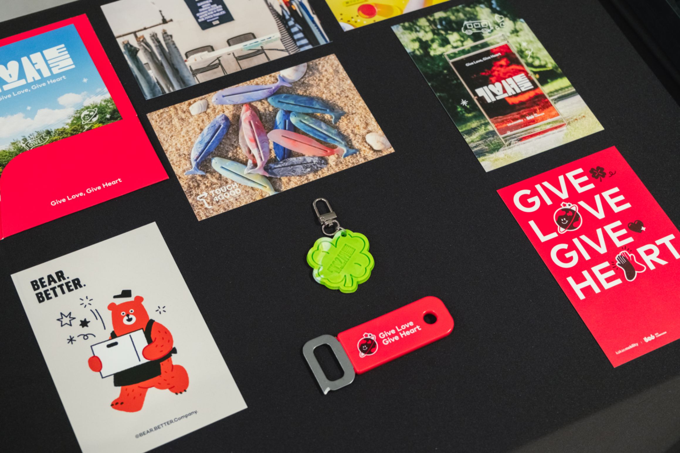 업사이클링 테마 관련 브랜드 엽서와 굿즈가 모아진 모습입니다.