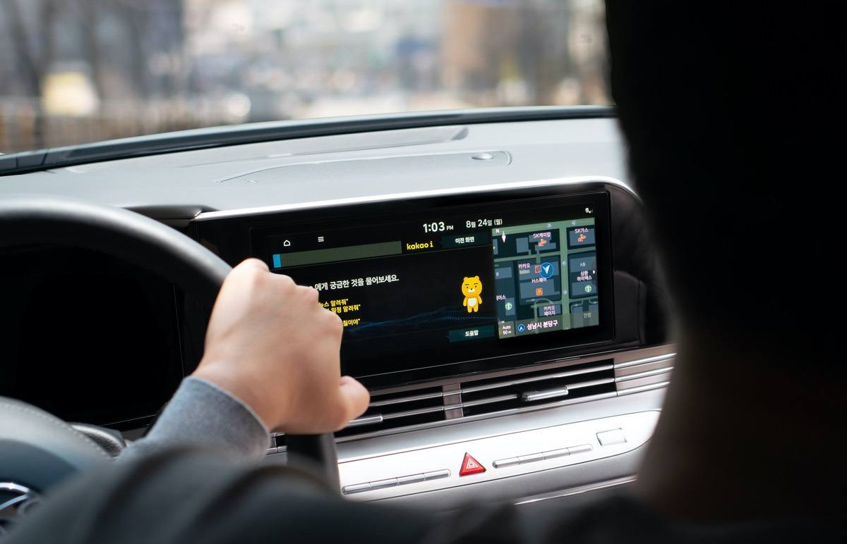 카카오 i의 음성인식 기술과 방대한 정보데이터를 기반으로, 말로 더 쉽고 편리한 드라이빙 경험을 제공합니다. 주행 중에도 말로 쉽고 편하게 차량 제어, 길 찾기는 물론, 카카오톡, 뉴스, 게임 등 다양한 서비스를 이용해보세요.