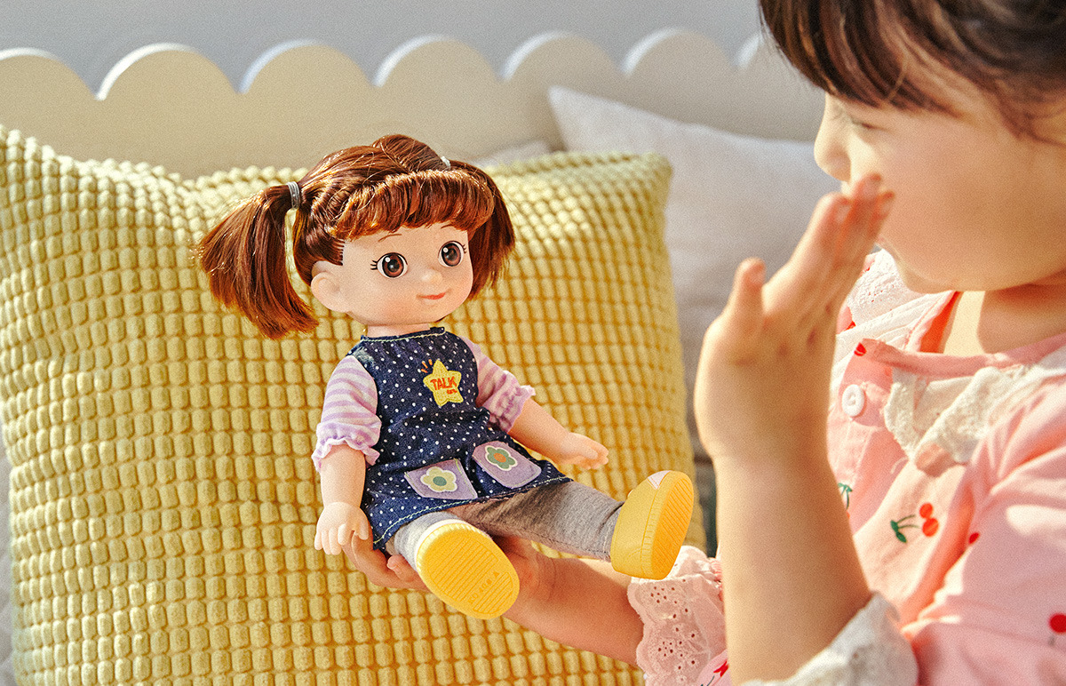 헤이카카오 키즈모드는 내 자녀 정보에 맞는 유익한 키즈 콘텐츠를 제공합니다. 부모님들에게는 일상의 편의와 더불어 똑똑하고 믿음직스러운 육아 도우미로, 아이들에게는 유익하고 다채로운 키즈 맞춤형 콘텐츠로 상상력과 즐거움 제공합니다.