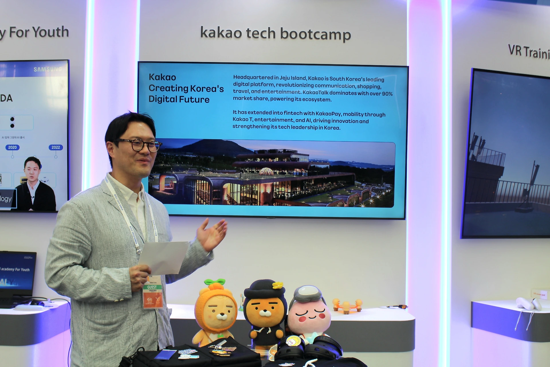 ‘APEC 2025 고용노동장관회의 고용노동부 전시’ 현장에서 ‘카카오테크 부트캠프’를 소개 중인 모습