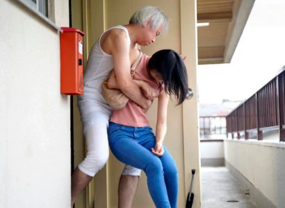 Cô vợ trẻ mới cưới bị bố chồng già cưỡng dâm